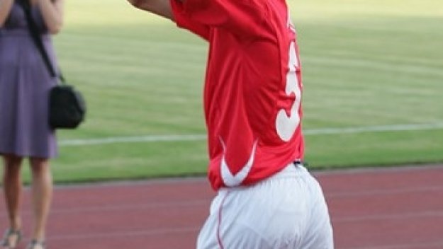 Минев олеква с 10 бона заради псувни