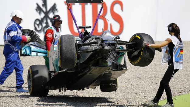 Наказаха Хамилтън с пет места заради смяна на скоростната кутия