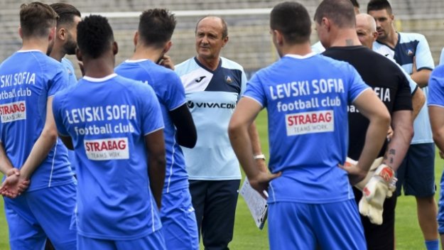 Играл в Англия пред трансфер в Левски