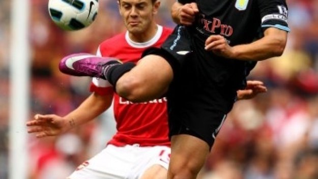 Дарън Бент и съдията разплакаха Арсенал