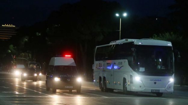 Посрещнаха с камъни сърбите в Тирана