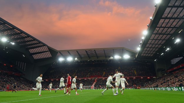 Легенда на Ман Юнайтед се гаври с грохналия Ливърпул