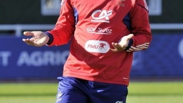 Лоран Блан си скубе косите заради липсата на Гюркуф