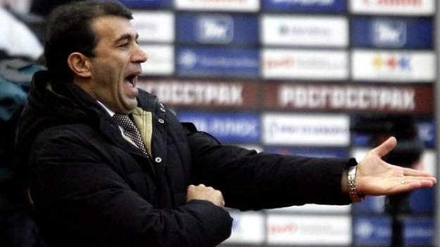 Треньорът на Пеев и Сираков сменя клуба, отива при Благо