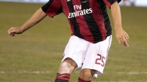 Юве ще укрепва защитата си с резерва на Милан