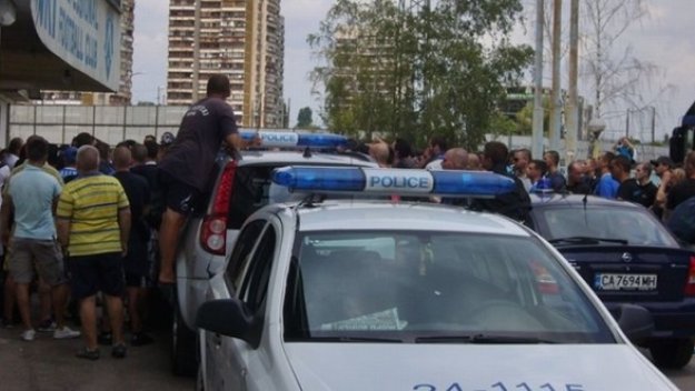 Фенове на Левски ритат, плюят и псуват футболистите