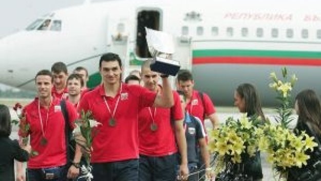 Волейболните ни герои се завърнаха, връчиха купата на министъра