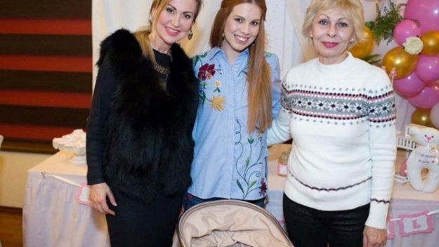 Илиана Раева показа внучката