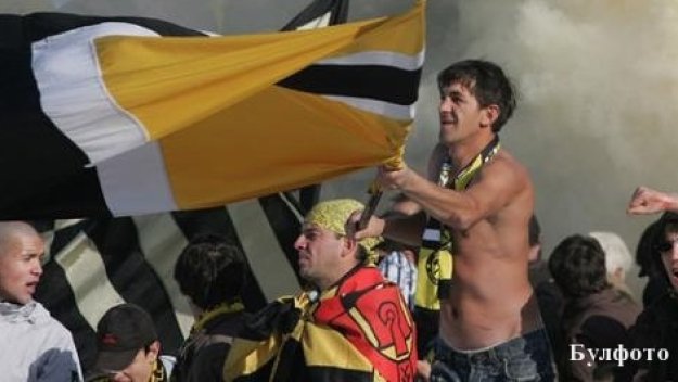 Фен на Миньор в затвора заради Левски