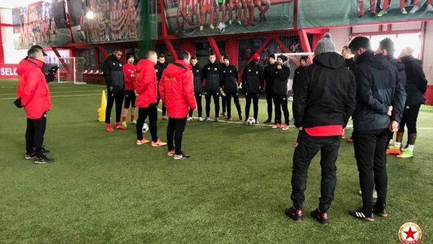 Заради големия студ и сняг: ЦСКА тренира на закрито в зала