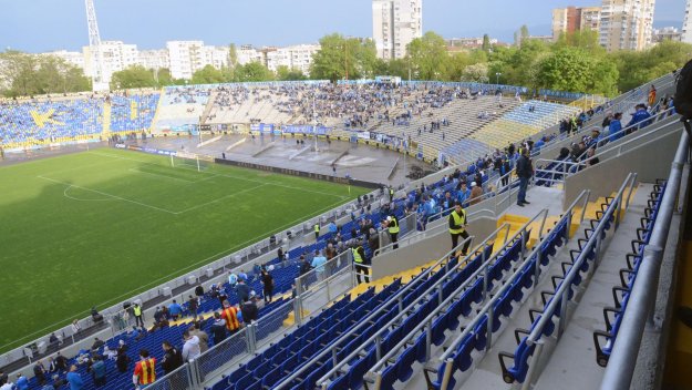 Състоянието на пребития директор на Левски остава критично