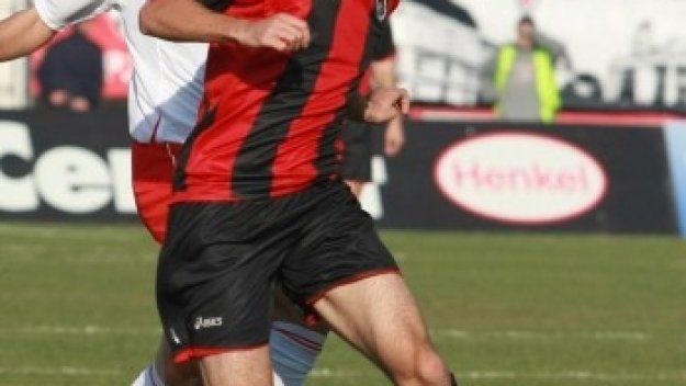 Далиен мотае Камбуров за нов договор