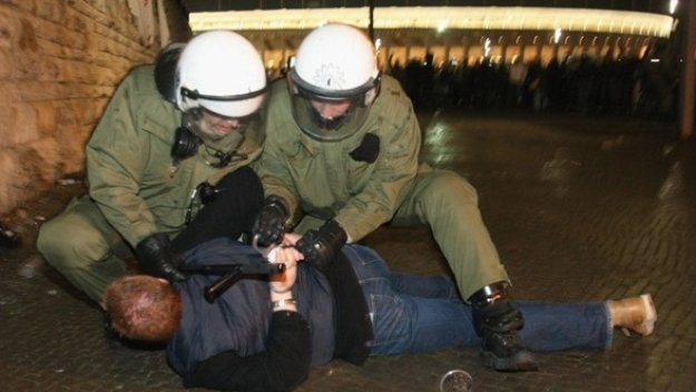 Арестуваха 21 хулигани в Полша, чакат още хиляди задържани