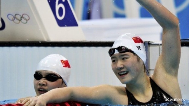 Тийнейджърка плува с делфини роботи