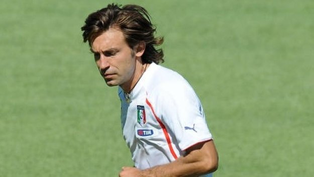 Пирло приветства Ибра и Робиньо