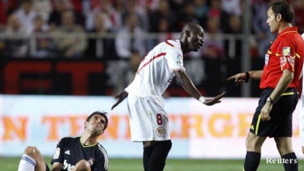 Рефер-талисман на Белите свири дербито на Мадрид