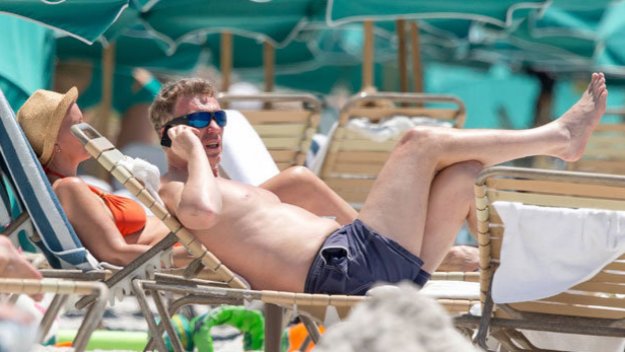 Мойс се утешава на плажа в Маями