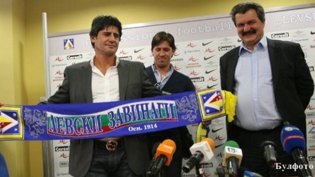 Левски се прибра от Турция, Костов отсвири журналистите