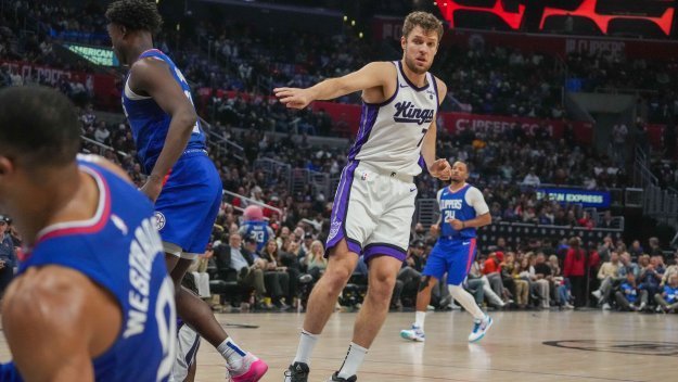 Александър Везенков отново не игра при победа на Сакраменто