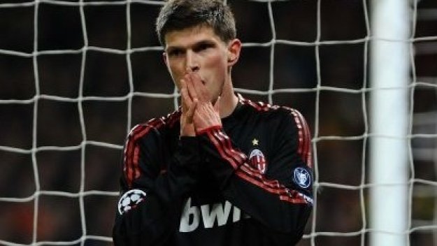 Хунтелаар премина медицински преглед в Шалке 04