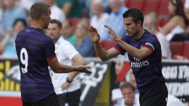 Ман Юнайтед с подобрена оферта за Робин ван Перси