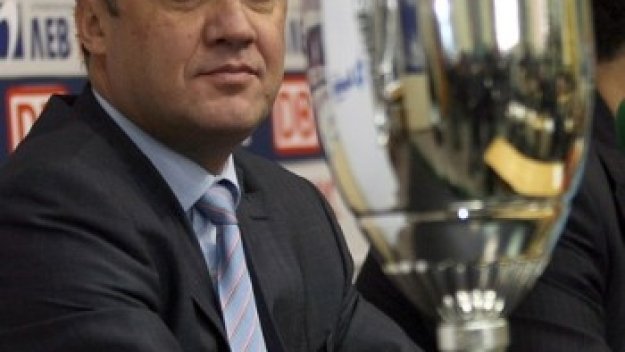 Футболните босове притиснаха Боби Михайлов