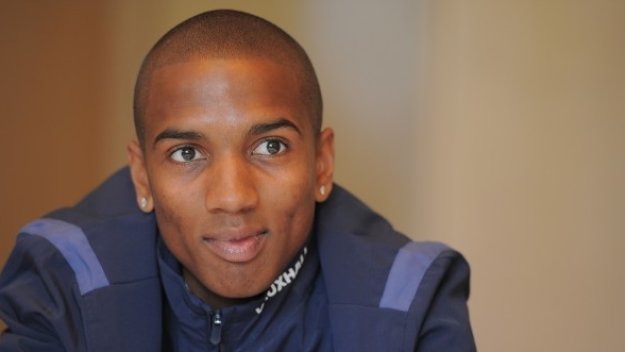 Сватба бави трансфера на Ашли Йънг в Манчестър Юнайтед