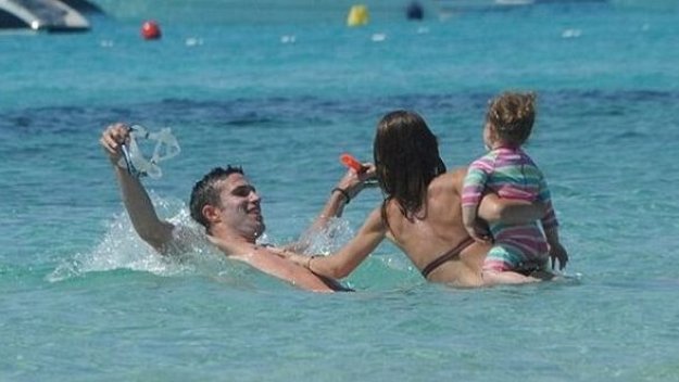 Ван Перси се забавлява в Испания със семейството си