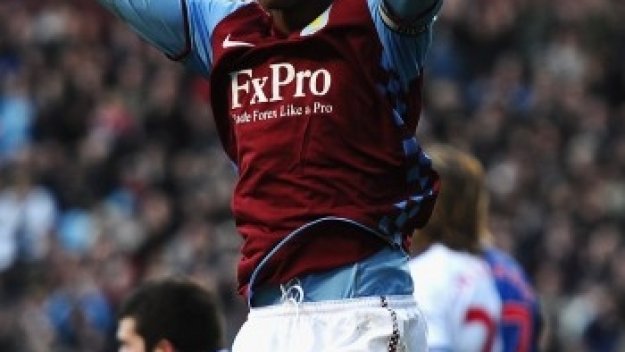 Юнайтед няма да се откаже от идеята да привлече Ашли Йънг