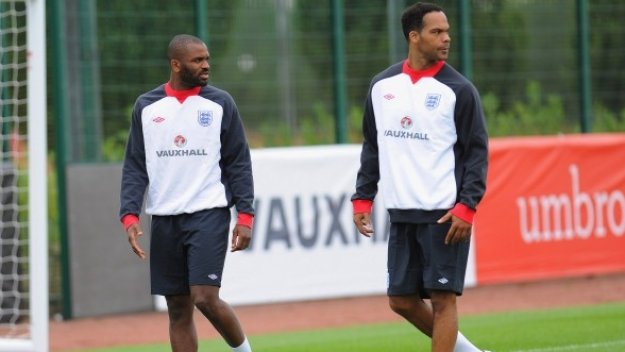 Дарън Бент и Майка Ричардс пропускат евроквалификацията срещу Уелс