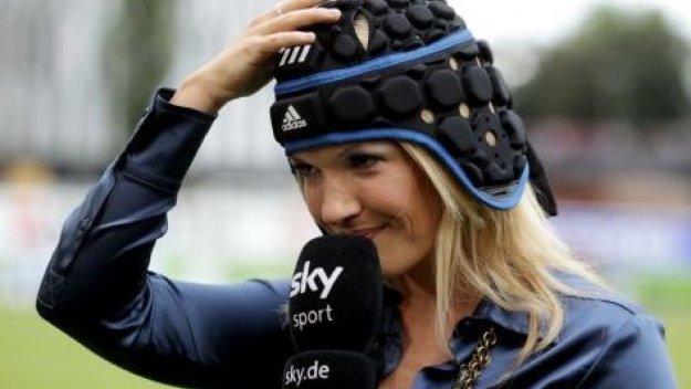 Отново уцелиха Джесика Кастроп с топка в главата + ВИДЕО