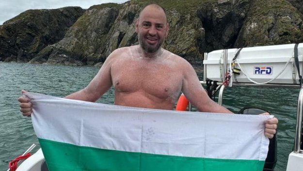 Уникален: Петър Стойчев плува от Северна Ирландия до Шотландия