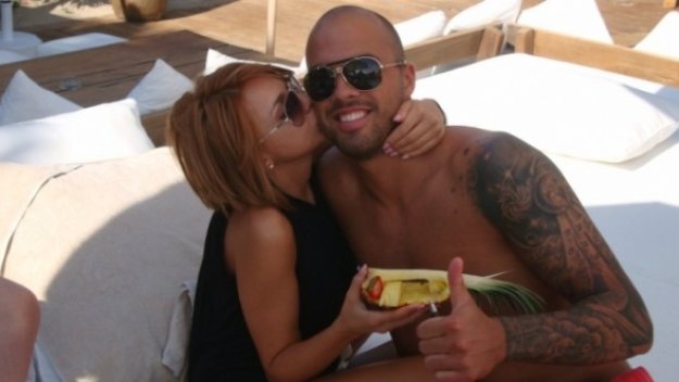 Ники Михайлов се обясни в любов на Алисия чрез ръкавиците си