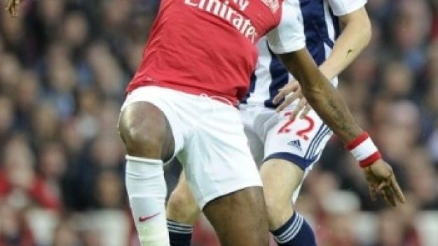 Барса ще се пробва и за Алекс Сонг