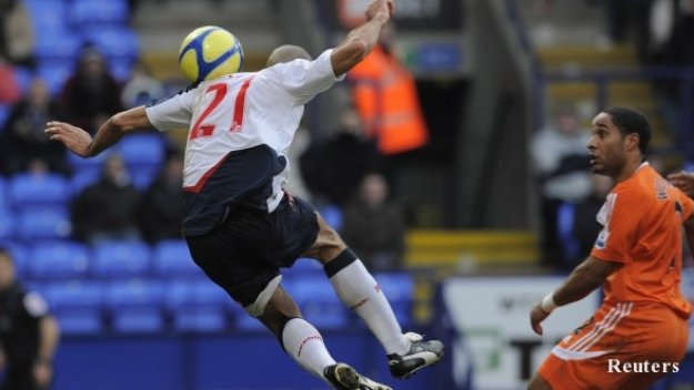 Мартин Петров в основата на успех на Болтън