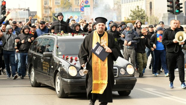 Жестока гавра! Катафалка, поп и цветя за ЦСКА + ВИДЕО И ГАЛЕРИИ