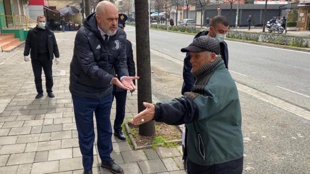 Премиерът на Албания агитира пенсионерите да стоят у дома със "Старата госпожа" + СНИМКИ