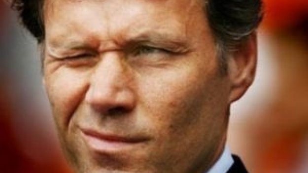 Марко ван Бастен ще заменя Отмар Хицфелд начело на Байерн