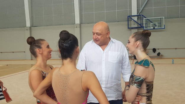 Министър Кралев изгледа съчетанията на Златните момичета + СНИМКИ