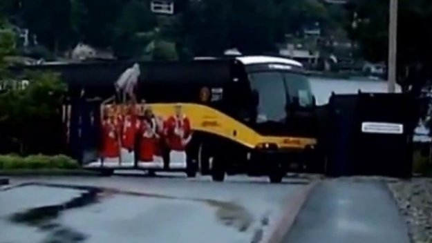 Български фенове спряха автобуса на Манчестър Юнайтед + ВИДЕО