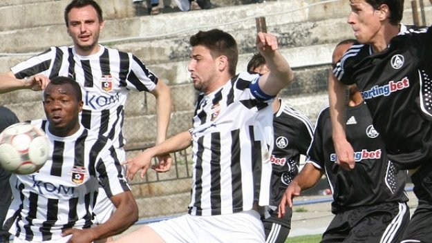 Локо (Пловдив) няма спирка - 3:0 срещу Академик