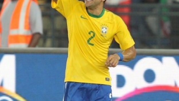Съдия помогна на Бразилия да бие 3:0
