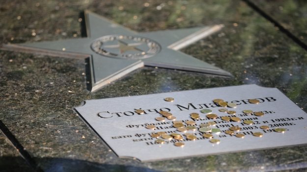 Фенове на Левски се гаврят с ЦСКА: Ловешката пасмина уважи Тройчо Монетата
