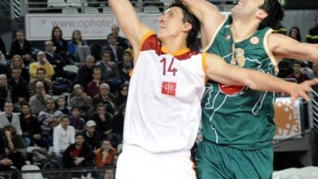 Гостите бият здраво в Евролигата