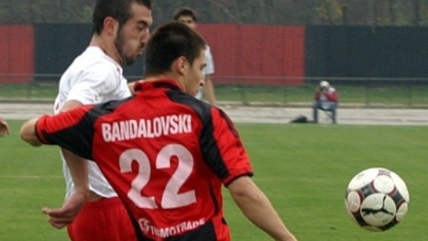 Бандаловски с 10 бона заплата на &quot;Армията&quot;