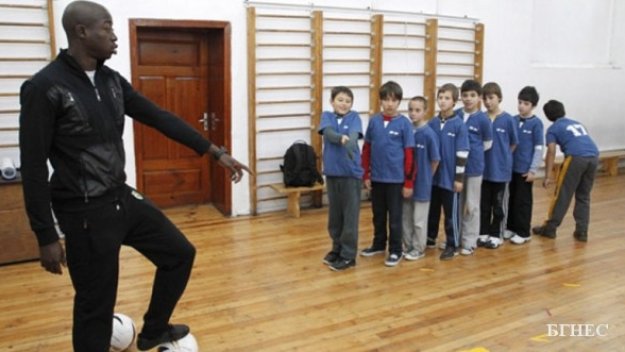 Дембеле изкупва грехове в Основно училище