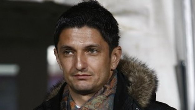 Селекционерът на Румъния подкрепя баща си срещу Рома