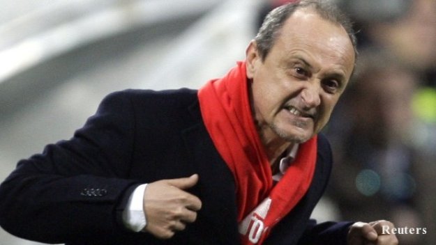 Треньорът на Фиорентина се нахвърли с юмруци върху свой играч + ВИДЕО