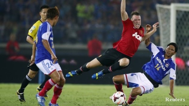 Фил Джоунс отново поиска да е централен защитник