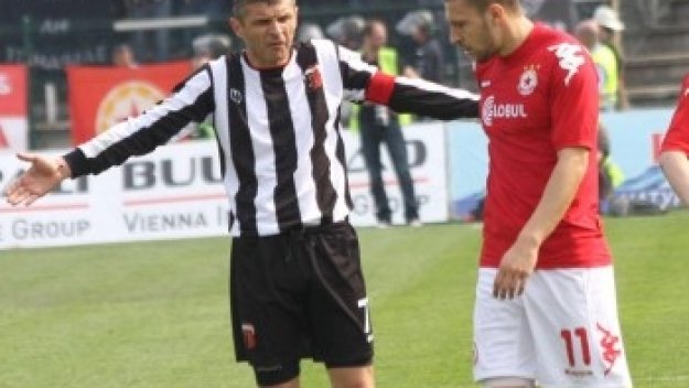 Локо предлага нови договори на Електричката и Тъча